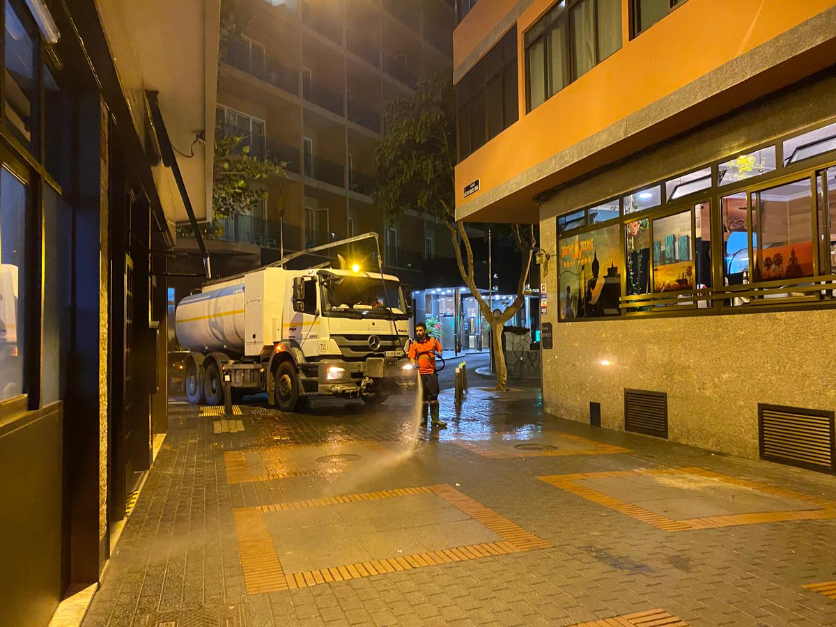 LimpiezaLPGC's tweet image. BALDEO
Trabajos nocturnos de #baldeo (manual y mecanizado) y limpieza con máquina #hidrolimpiadora (aceras y espacios ocupados por contenedores) en  zona turística con Santa Catalina.