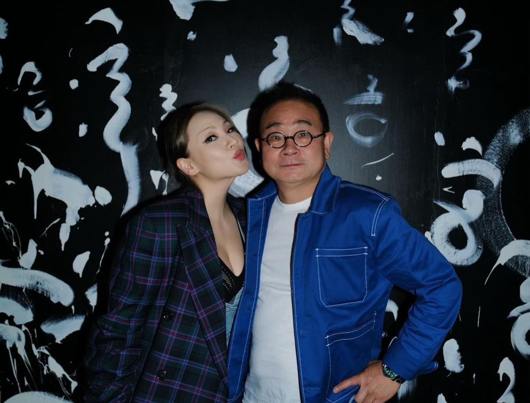 lchaerinvids's tweet photo. Professor Lee Kiejin (CL’s dad) who became a hot topic in 2021 with his appearance on You Quiz On The Block sharing that he rejected a blank cheque by Huawei, a large Chinese company which contacted him saying, 'Do this research, I'll give you the money as you please.' At that time, the research fund had run out, he said. "But there are things in the world that should be done and things that should not be done, but I thought this was not right."

He has succeeded in conducting the first clinical trial of a technique developed by him & his team that allows measuring blood sugar without drawing blood using a charge-coupled device (CCD) camera. 👏👏