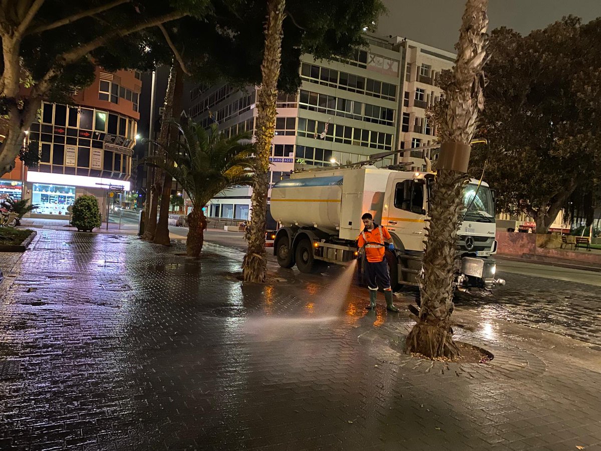 LimpiezaLPGC's tweet image. BALDEO
Trabajos nocturnos de #baldeo (manual y mecanizado) y limpieza con máquina #hidrolimpiadora (aceras y espacios ocupados por contenedores) en  zona turística con Santa Catalina.