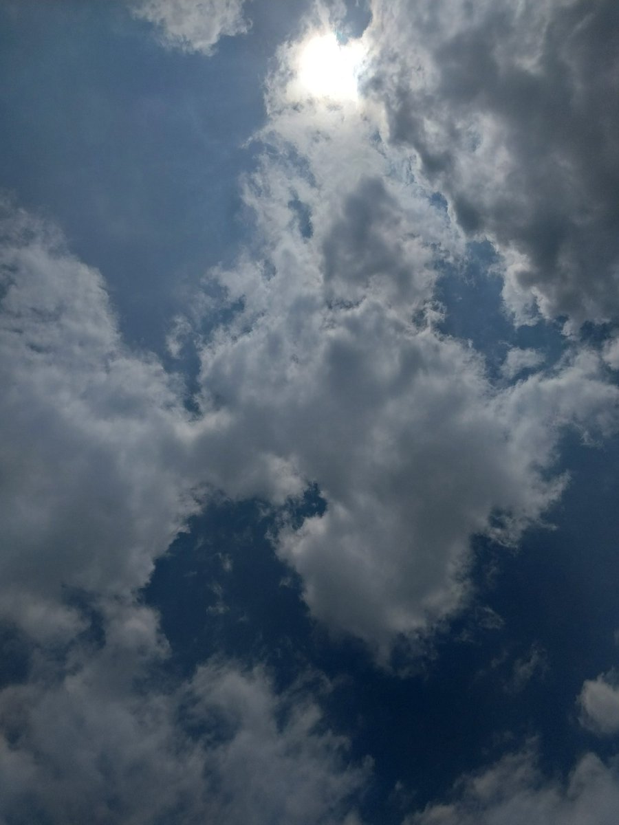 callmebiebb's tweet image. Cepioowwww #langit hari ini biruwwwww @A_FionyJKT48 gelap dikit but i still see the sun🌞