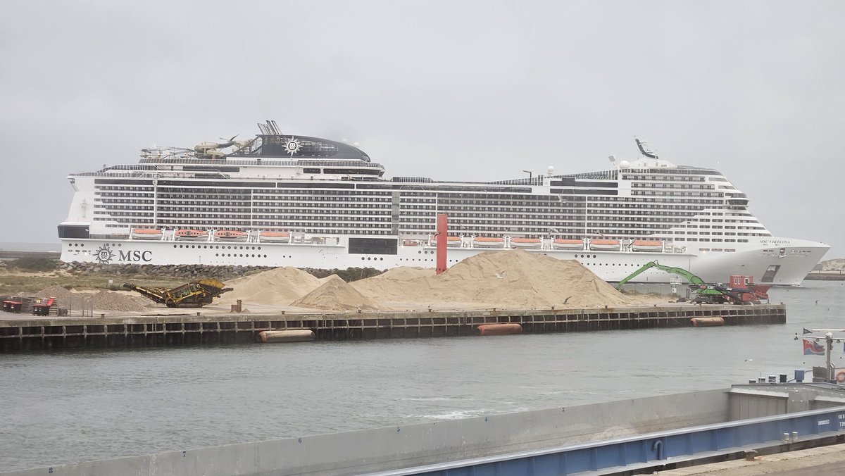 avroode's tweet image. Dit is wat Extinction Rebellion vanochtend probeerde tegen te houden in IJmuiden.