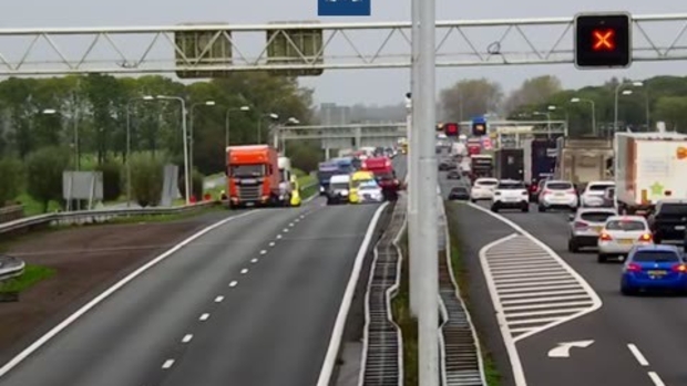 A27 bij Noordeloos dicht wegens onwelwording: traumahelikopter komt ter plaatse