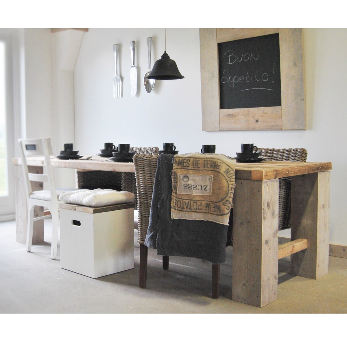 Stoere kloostertafel van steigerhout met robuuste liggers voor extra stevigheid. Komende feestmaand dineren aan een tafel met tijdloze, krachtige uitstraling?
dutchwood.nl/nl/tafels/kloo…
#kloostertafel #eettafel #tafel