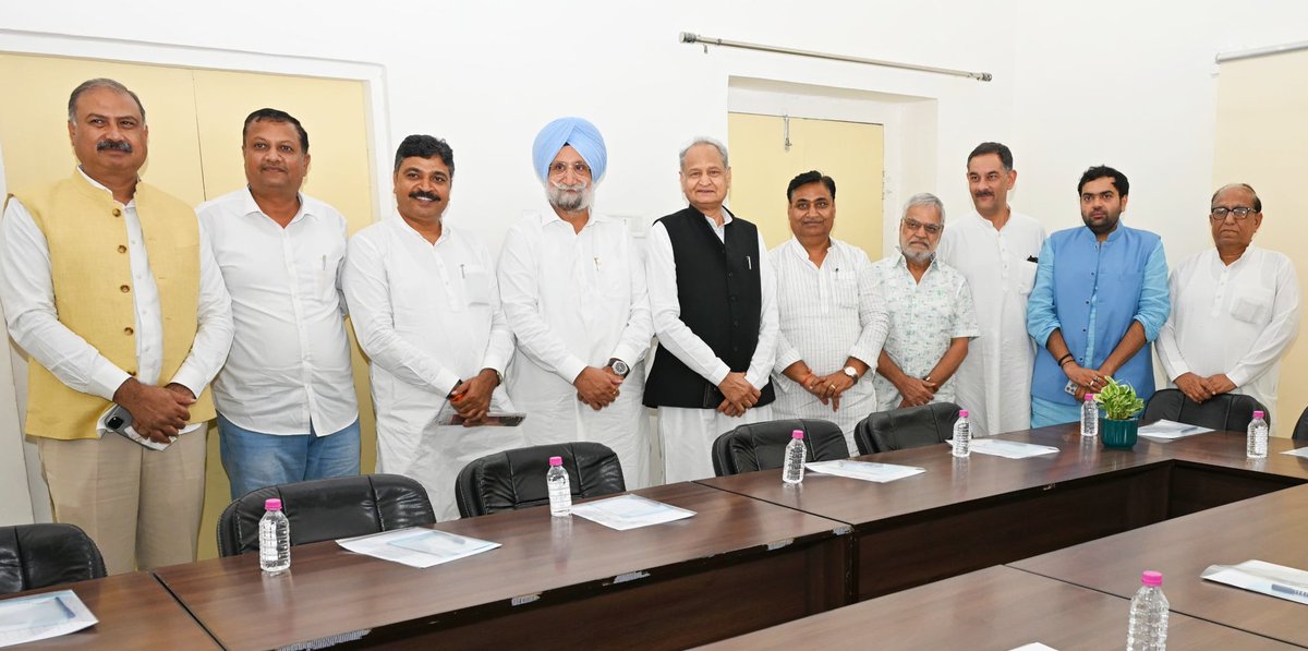 drcpjoshi's tweet photo. आज पीसीसी वॉर रूम में आयोजित कॉर्डिनेशन कमेटी की बैठक में शामिल हुए। https://t.co/0tq2GVA7D8