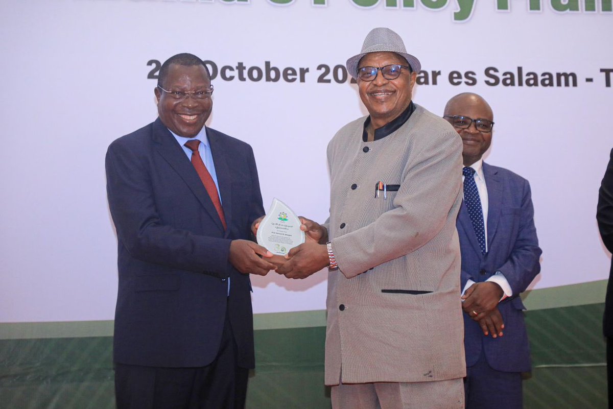 Hakingowi's tweet photo. 📍Dar es Salaam

Makamu wa Rais wa Jamhuri ya Muungano wa Tanzania Mhe. Dkt. Philip Mpango akimkabidhi tuzo Mkurugenzi Mtendaji wa kwanza wa Taasisi ya Utafiti wa Uchumi na Jamii (ESRF) Prof. Samuel Wangwe wakati wa Mkutano Kusherehekea Miaka 30 ya Taasisi hiyo uliyofanyika katika Ukumbi wa Johari Rotana Jijini Dar es Salaam tarehe 21 Oktoba 2024.

📸:O/Makamu wa Rais
