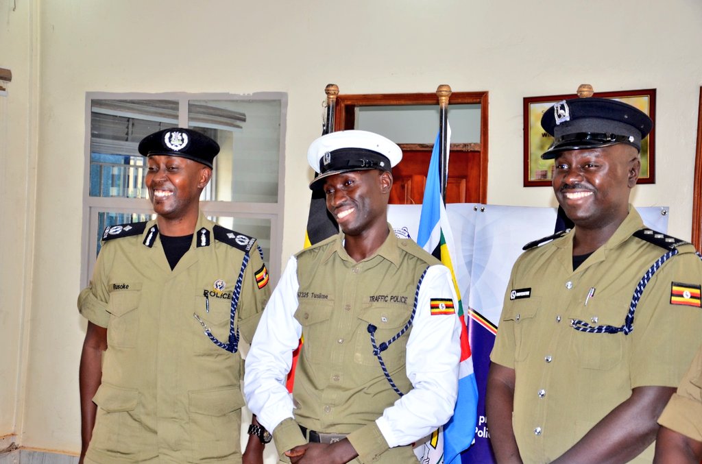 PoliceUg's tweet image. OFFICER RECOGNIZED FOR DEDICATION AND COMMITMENT DURING RAINY TRAFFIC DUTY
@mkituuma "Let me introduce you to the officer many of you saw on social media braving the rain to carry out his traffic duties at the Mawanda Road-John Babiiha Road intersection.
 He demonstratedโฆ