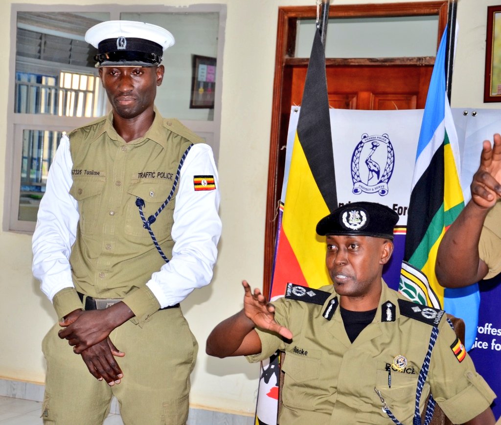 PoliceUg's tweet image. OFFICER RECOGNIZED FOR DEDICATION AND COMMITMENT DURING RAINY TRAFFIC DUTY
@mkituuma "Let me introduce you to the officer many of you saw on social media braving the rain to carry out his traffic duties at the Mawanda Road-John Babiiha Road intersection.
 He demonstratedโฆ