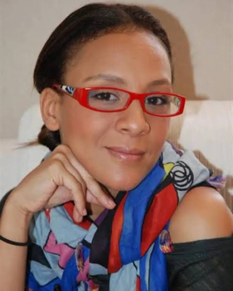 Arada güzel şeyler de oluyor. Bu güzel şeyleri çirkin bir suratı paylaşarak kutlamak yerine, çok güzel bir kadını anarak kutlamak istiyorum. Senin gülüşünü solduran katile o emri veren kişi artık yok, canım Defne... Dilerim ki o pisliğin ateşi bol, odun atanı çok olsun! 😈😈😈