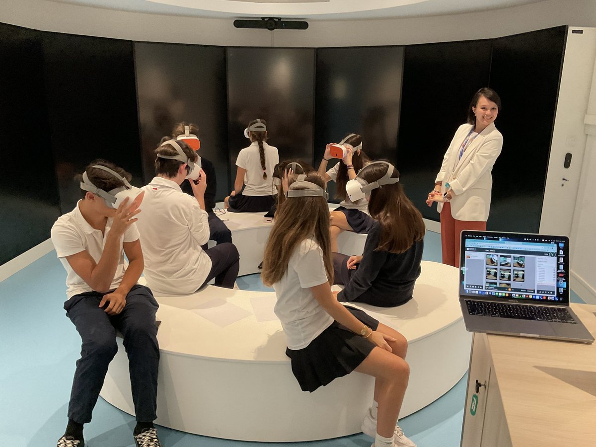 Year 11 fun in the immersive room today with an #EscapeRoom activity led by <a href="/Pamela_Usai/">Pamela Usai (she/her)</a> and <a href="/VipulaSharma1/">Vipula Sharma</a>! 🕵️‍♀️🧭🙌