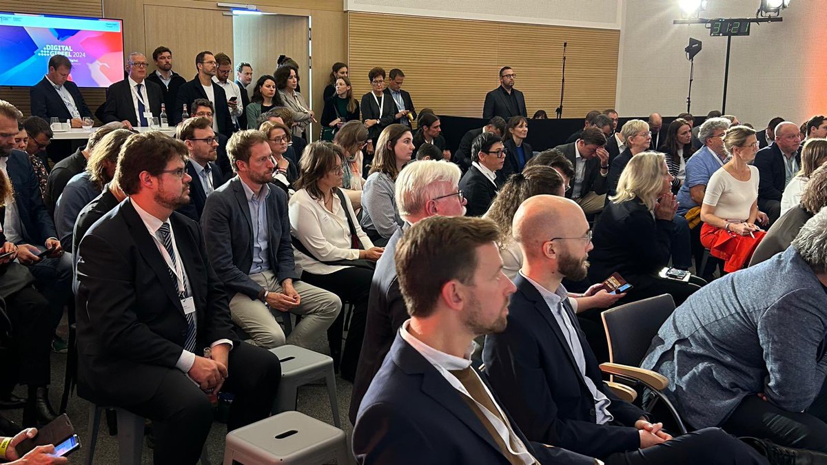 VAUNET (@vaunet_presse) on Twitter photo Beim #Digitalgipfel-Panel „Kultur, Medien & Demokratie im Zeitalter von KI“ mit <a href="/BundesKultur/">BKM Kultur & Medien</a> Claudia Roth betont VAUNET-Vorstandsvors. Claus Grewenig die entscheidende Rolle v. Medien für die konstruktive Verankerung technologischen Fortschritts wie KI in der Gesellschaft. #AI Beim #Digitalgipfel-Panel „Kultur, Medien & Demokratie im Zeitalter von KI“ mit <a href="/BundesKultur/">BKM Kultur & Medien</a> Claudia Roth betont VAUNET-Vorstandsvors. Claus Grewenig die entscheidende Rolle v. Medien für die konstruktive Verankerung technologischen Fortschritts wie KI in der Gesellschaft. #AI
