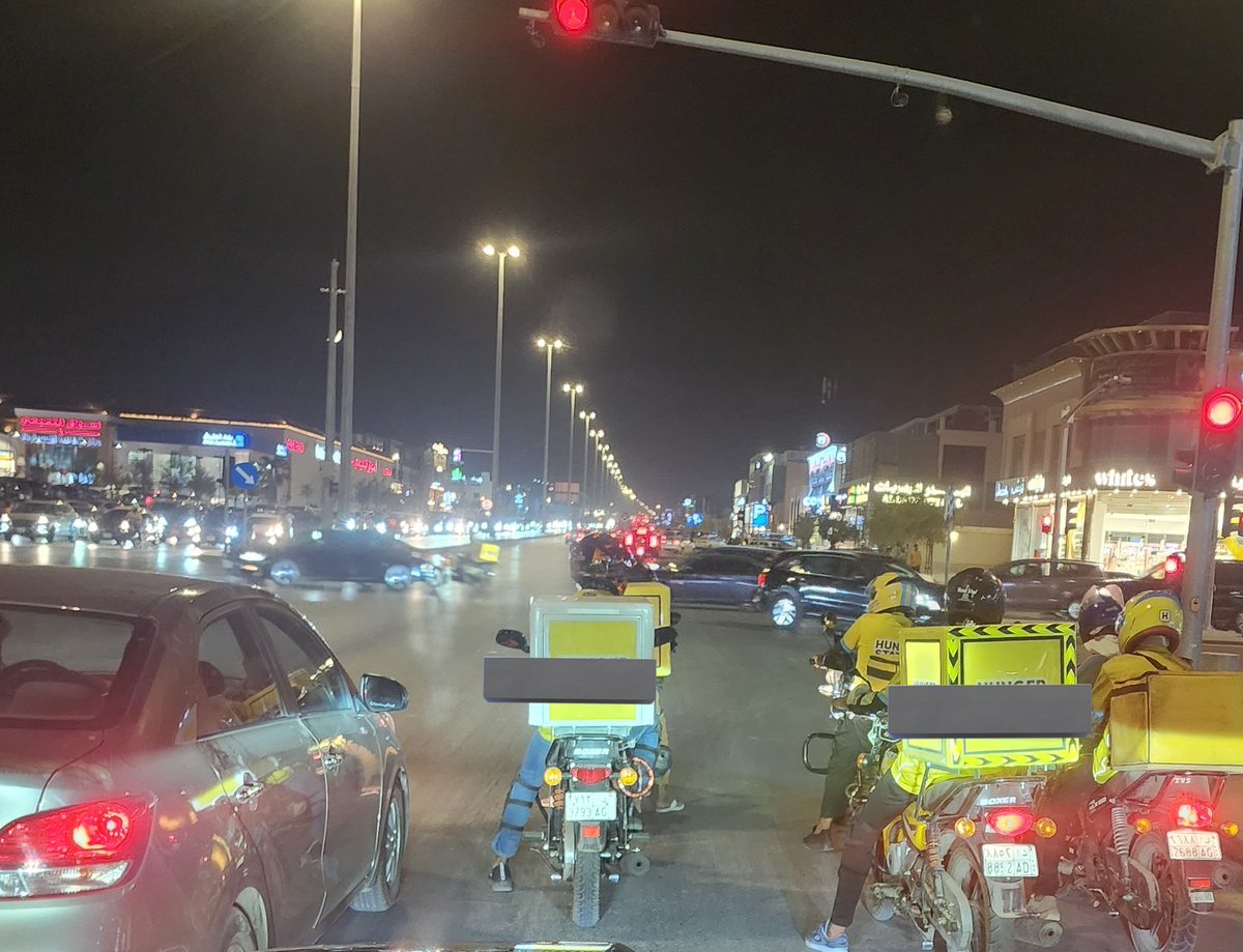 ٦ دبابات توصيل عند إشارة واحدة !!
وهذا يعكس مدى إدمان البعض على أكل المطاعم الجنك فوود...ومايترتب على ذلك من زيادة السمنة والسكري والضغط وامراض القلب مستقبلاً في هذه الفئة.