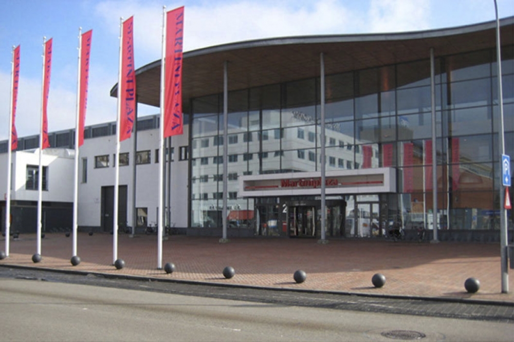 In circa 20 minuten ben je met het openbaar vervoer bij de #Martiniplaza. Met de auto of taxi sta je binnen 10 minuten bij de ingang van het theater. #Groningen 
bastionhotels.com/nl-nl/groninge…