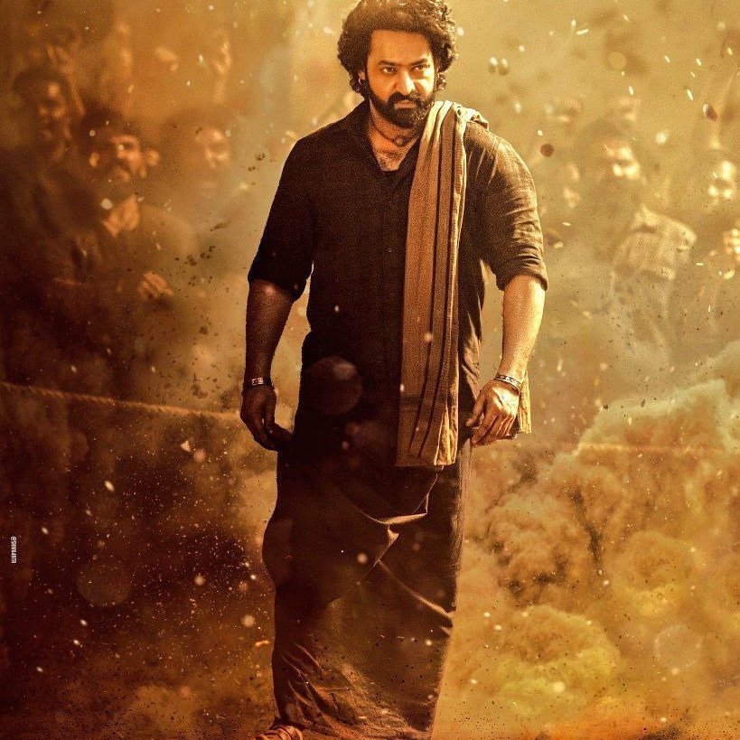 Name_Is_Sugun's tweet photo. AP Box Office Share Collections Including GST(Non-SSR)🔥💥

#Devara – 100Cr (24 D)💥🤙

Kalki – 90Cr
Ala Vaikunthapurramuloo – 85.29Cr
Waltair Veerayya – 77Cr
Salaar – 75Cr

ఆంధ్రప్రదేశ్లో 100 కోట్ల షేర్ కొట్టిన ఏకైక మొట్టమొదటి మగాడు @tarak9999 ✊🙏 https://t.co/ACST3vpXap