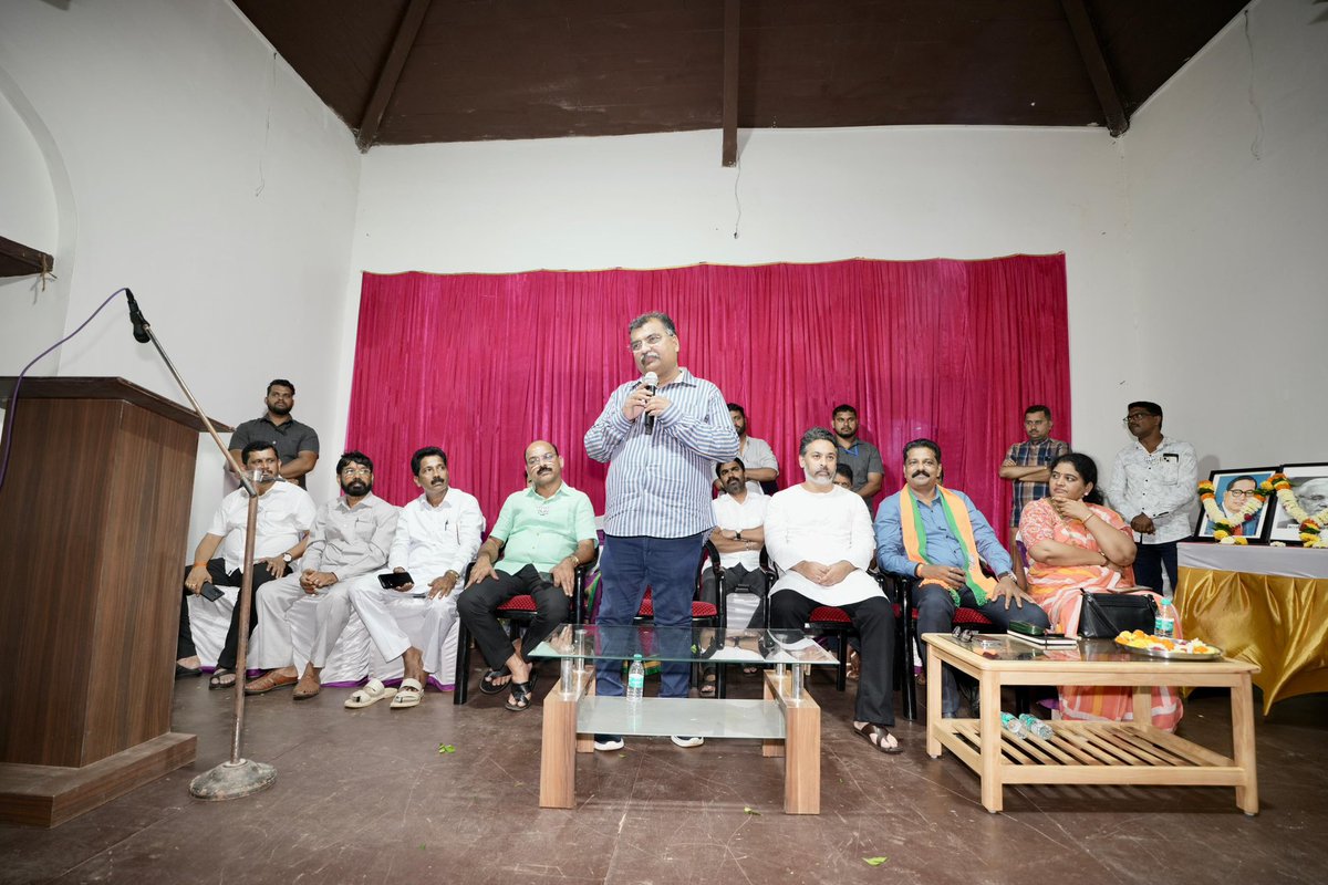 विधानसभा निवडणुकीत महाविजयाचा संकल्प !

 कुडाळ-मालवण विधानसभा मतदारसंघात आयोजित पदाधिकारी मेळाव्यात कार्यकर्त्यांशी संवाद साधला.

कोकणवासीयांची साथ महायुतीला जशी लोकसभा निवडणुकीत लाभली, तशीच विधानसभेतही लाभावी, असे आवाहन केले. 

 आपल्या कुडाळमध्ये फक्त आणि फक्त महायुतीच्या