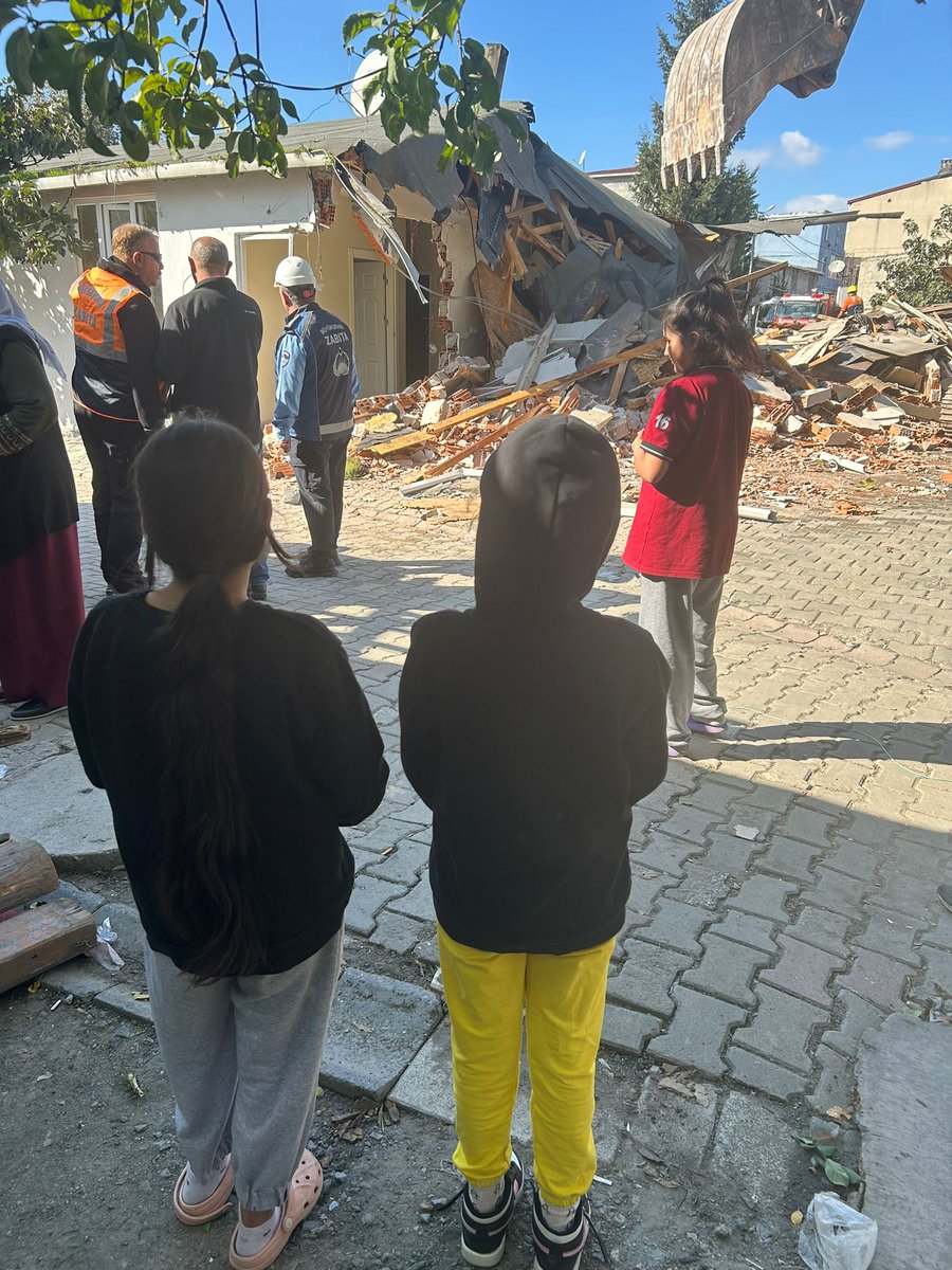 Bu çocuklar bir günde evsiz bırakıldı!

İBB tarafından yıkılan Esenyurt Battalgazi Mahallesi'ndeki Kümeevleri sakinlerinin gidecek bir yeri yok!