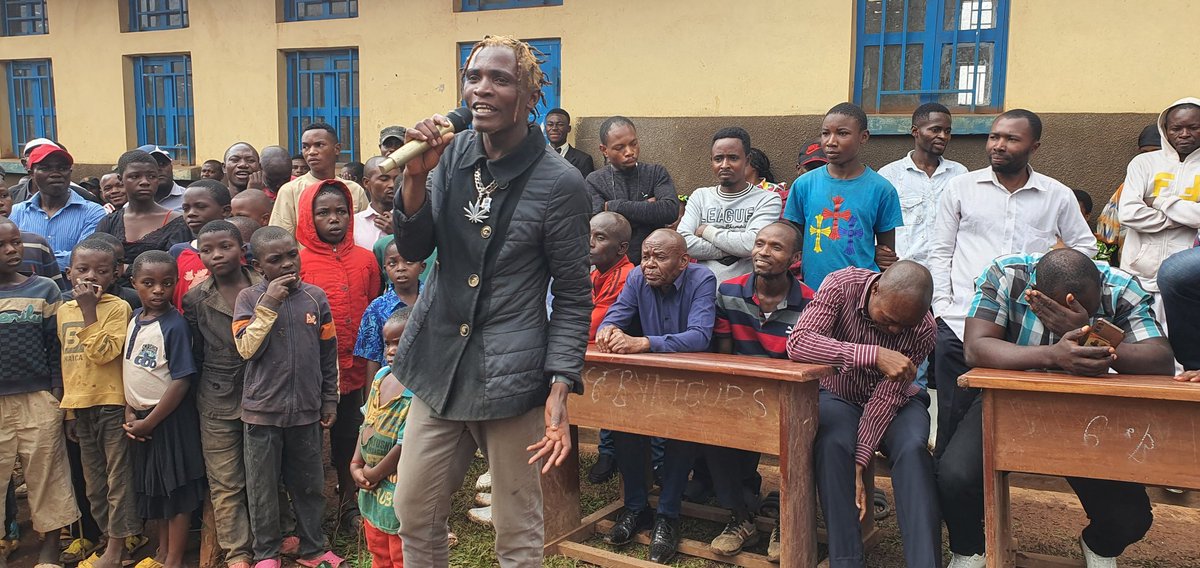 etiennemulindwa's tweet photo. #Bukavu plus d 100 000 habitants, l quartier #Chahi est servi en eau potable à moins d 10%. Se réveiller à 5h, aller à des KM puis rentrer à 11h avec 1 bidon de 20 litres. Voilà le quotidien dla population + Infections, maladies hydriques, viols, noyades... à l'aide https://t.co/RhCxjoCgi8