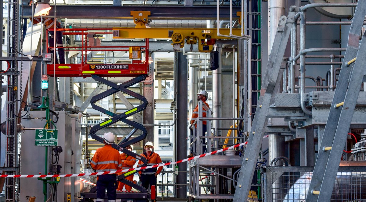 conocophillips's tweet photo. The Australia Pacific LNG (#APLNG) export facility is complex, with approximately 137,000 maintainable components. Operated by #ConocoPhillips, APLNG consistently achieves over 99% reliability, the result of a robust maintenance schedule. Learn more:  https://t.co/sFox9Ujah0 https://t.co/YyLzzLE5k7