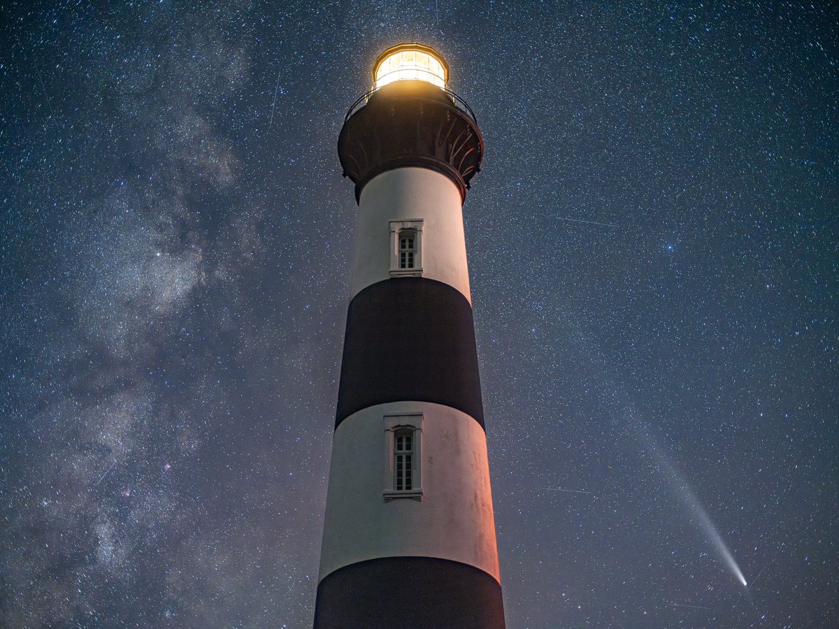 AshevillePictu1's tweet photo. The comet, the milky way, and the Bodie Island lighthouse last night. This is a single photograph (not a composite) with no editing ‘magic’ behind this image. https://t.co/ueP4XHGAPJ