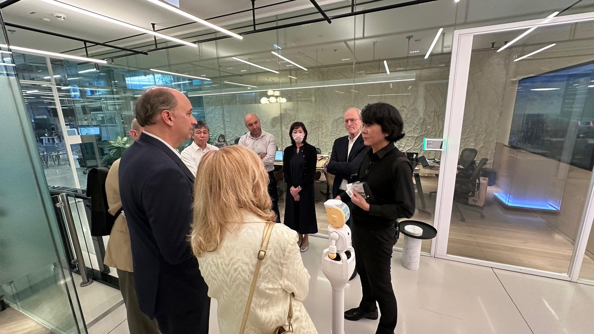 MLopezValverde's tweet image. During my visit to #Dubai, I met with a Japanese delegation led by Hiroshi Ishiguro (@osaka_univ_e) to discuss #SocialRobotics.

This technology can become a key tool in the @ComunidadMadrid to improve people&apos;s quality of life.