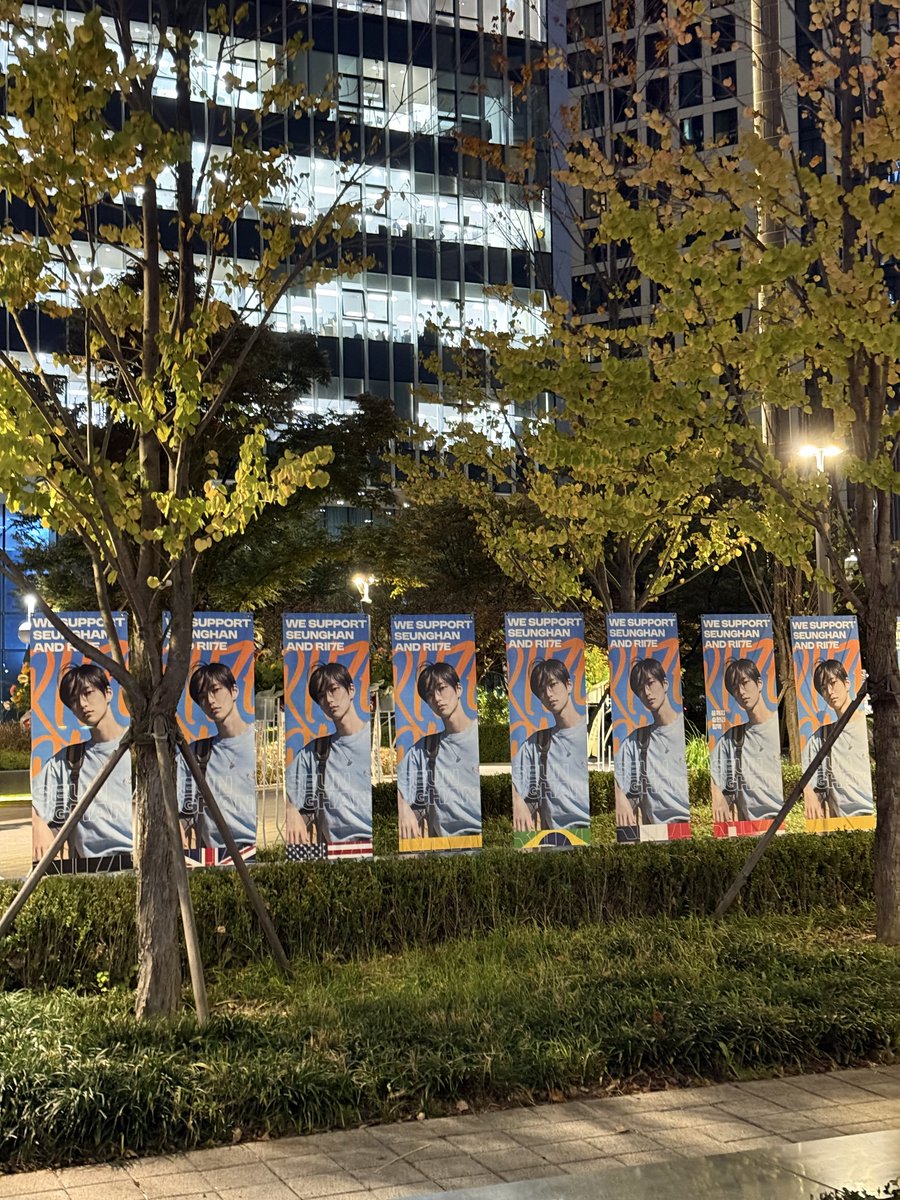 riize_seven's tweet photo. —the standing bouquets creating a flower path 🥹 i hope you get to see these beautiful flowers seunghan! 🫧

#BringBackRII7E
#AlwaysWithSeunghan
#승한아_겁먹지마_우리가있잖아

 https://t.co/Mdbc4pGrJz