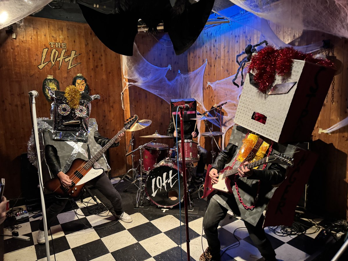 yugo1008's tweet photo. HALLOWEEN BALLの仮装大賞、個人的にはThunder Tomahawk!ダンボールで、ロボット🤖みたいな仮装でプレイしてました!作るの時間かかりそう!
#ハロウィンボール #HALLOWEENBALL
#ThunderTomahawk https://t.co/3DGCbPqBw5