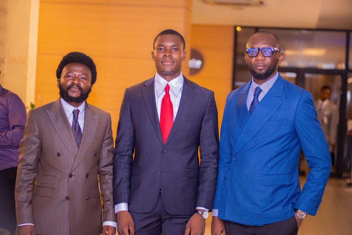 Nous ne règlerons peut-être pas tous les problèmes mais nous ferons au moins quelque chose qui aura un sens pour la RDC 🇨🇩@sylvainlumuanga <a href="/mabangi07/">Raymond Mabangi</a> cette rencontre a eu lieu lors du mariage du président <a href="/yvesnswal/">Yves Nswal</a> a Kinshasa 🔴⚪️