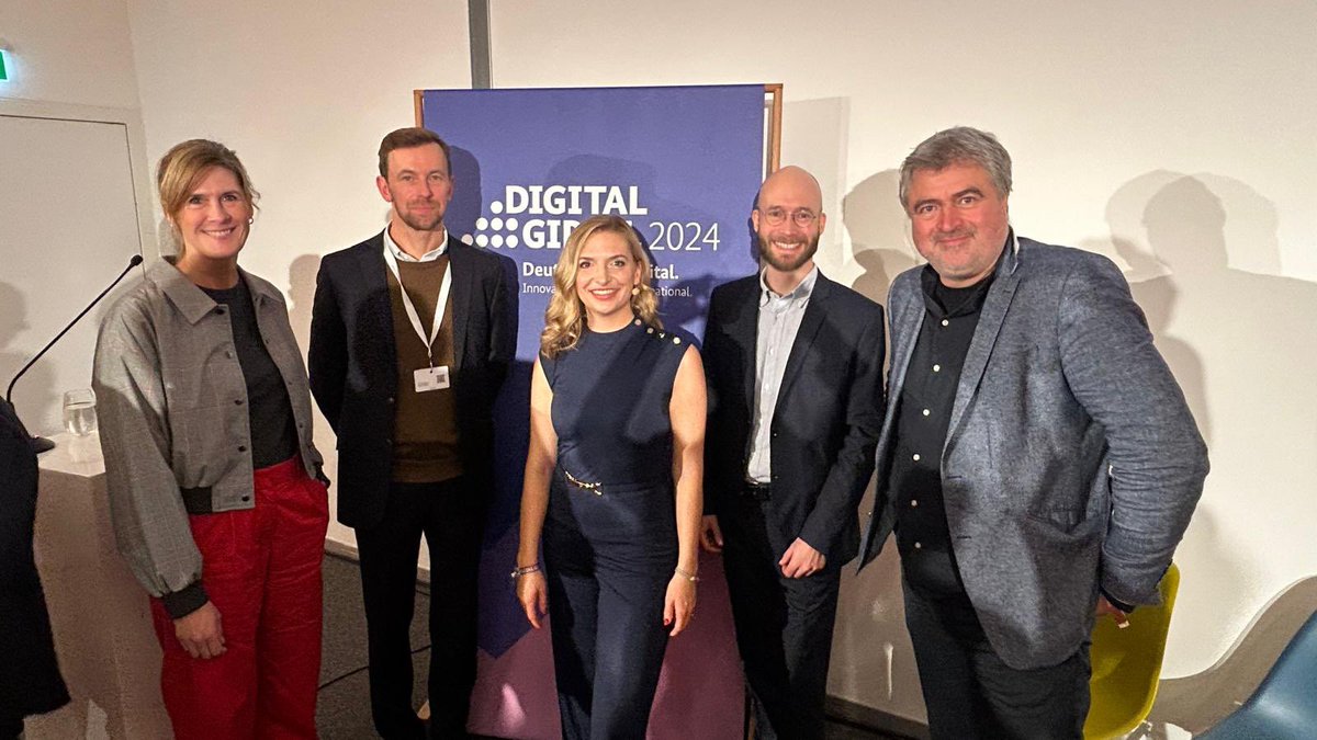 VAUNET (@vaunet_presse) on Twitter photo Programm-GF ntv <a href="/SOSchwetje/">SonjaSchwetje</a> warnt beim #DigitalGipfel-Panel zu Medien & KI, dass „viele Menschen gar nicht mehr mit journalistischen Inhalten in Berührung kommen, weil Auffindbarkeit & Refinanzierung v. Medieninhalten durch Social-Media-Plattformen nicht so einfach gegeben sind.“ Programm-GF ntv <a href="/SOSchwetje/">SonjaSchwetje</a> warnt beim #DigitalGipfel-Panel zu Medien & KI, dass „viele Menschen gar nicht mehr mit journalistischen Inhalten in Berührung kommen, weil Auffindbarkeit & Refinanzierung v. Medieninhalten durch Social-Media-Plattformen nicht so einfach gegeben sind.“