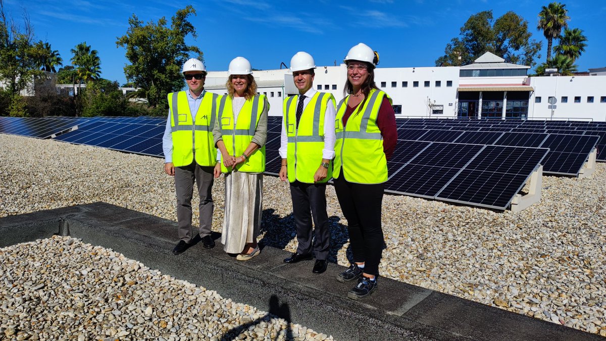 Presentamos junto al <a href="/AytoHuelva/">Ayuntamiento Huelva</a>, la ampliación de 1.000 m2 más de superficie fotovoltaica ☀️ en nuestras instalaciones de tratamiento (ETAP y EDAR), para reducir las emisiones de CO2 y fomentar el autoconsumo energético⚡️Dejamos de emitir cada año 400 toneladas de CO2 al aire.
