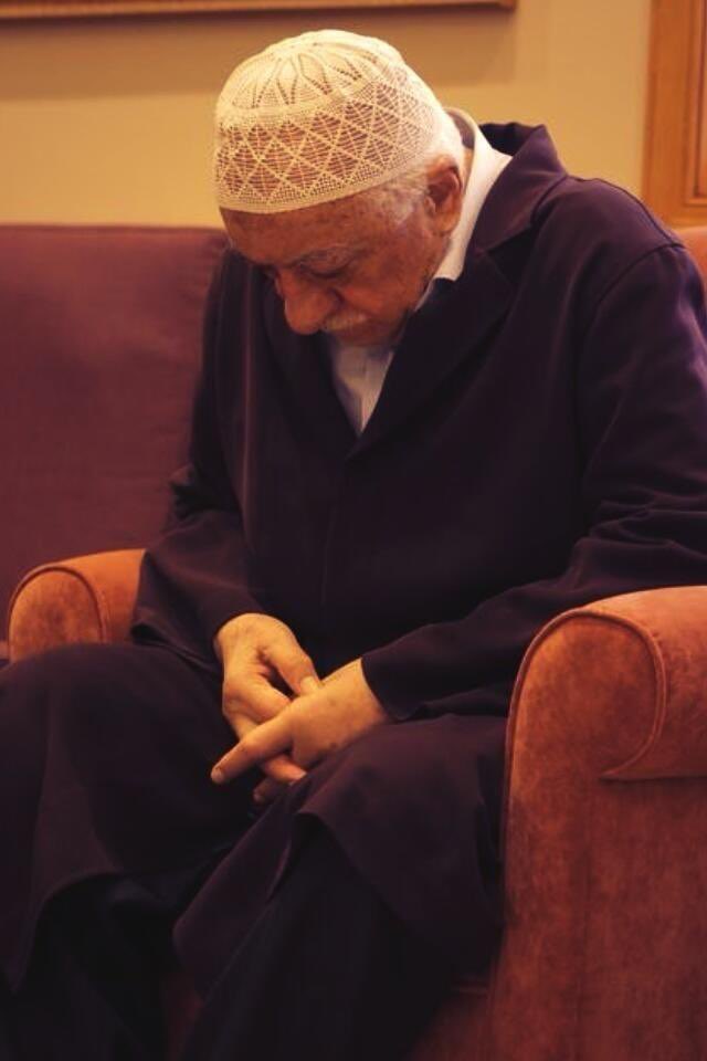 farukmercan's tweet image. Biz ilk değiliz ve son da olmayacağız.

Bu ülkenin İstiklal Marşı’nı yazan insan; 10 yılını hicranla gurbette geçirdi ve yüreğinde o acılarla vefat etti.

Necip Fazıl’dan Kemal Tahir’e; 
Hekimoğlu İsmail’den Ahmet Altan’a… Hapishaneler, işkenceler, sürgünler bu coğrafyanın…