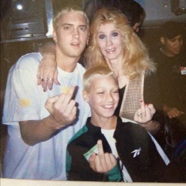 ImpactoEterno's tweet photo. 10 datos desconocidos sobre Eminem, hilo ❤️🐐

1. Su madre lo demandó por 10 millones de dólares. 

- En 1999, Debbie Mathers, la madre de Eminem, lo demandó por difamación tras la publicación de su álbum The Slim Shady LP, alegando que la había representado de forma negativa en sus letras. Aunque pidió 10 millones de dólares, el caso se resolvió fuera de los tribunales y solo recibió 25.000 dólares.