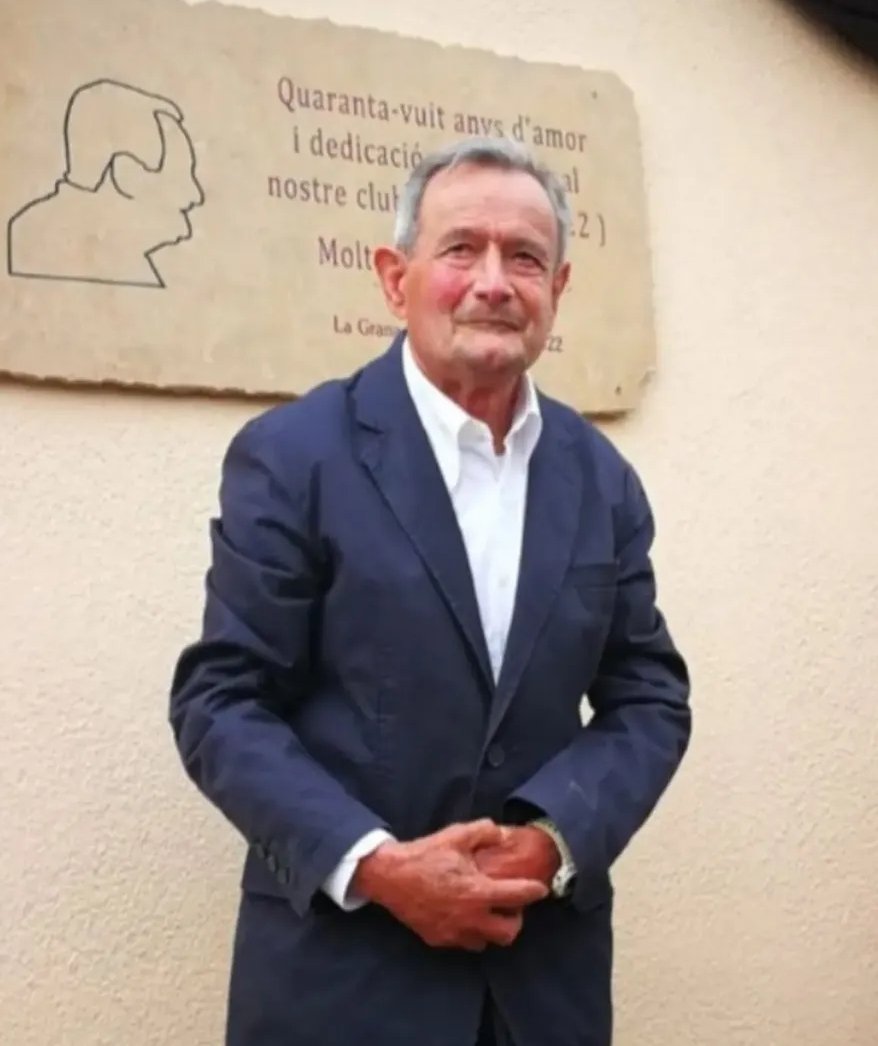 ⚫COMUNICAT OFICIAL

El CF La Granada lamenta profundament la mort de la persona més emblemàtica del club, en Josep Ferré Farriol "Ferri", que ens ha deixat als 78 anys, 48 dels quals dedicats al club

Descansa en pau Ferri i moltes gràcies per tot

Sempre et portarem al cor❤️🤍