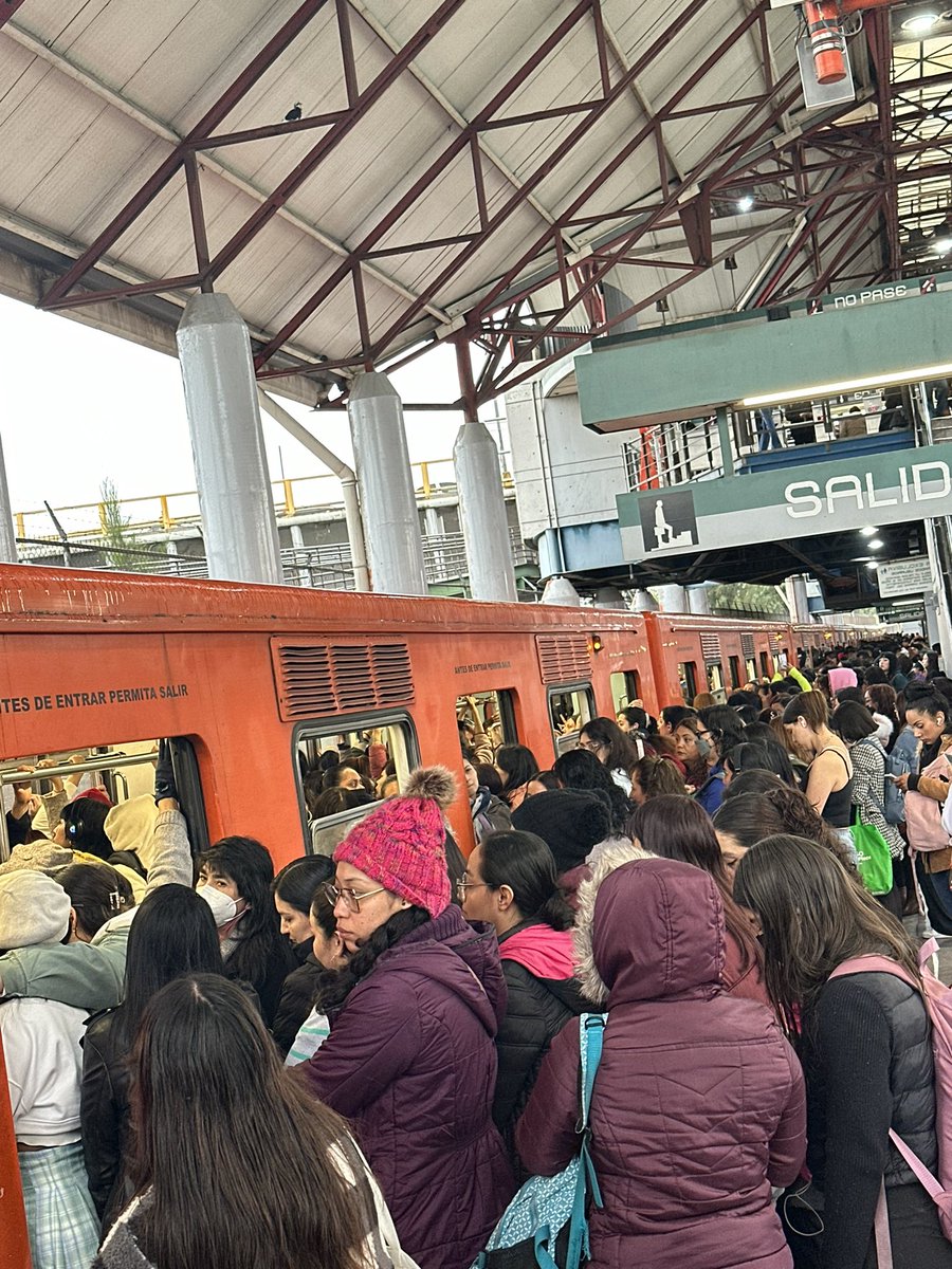 Mercygnajera's tweet photo. @MetroCDMX Pésimo el servicio de la línea B https://t.co/4nKXlvSx9K