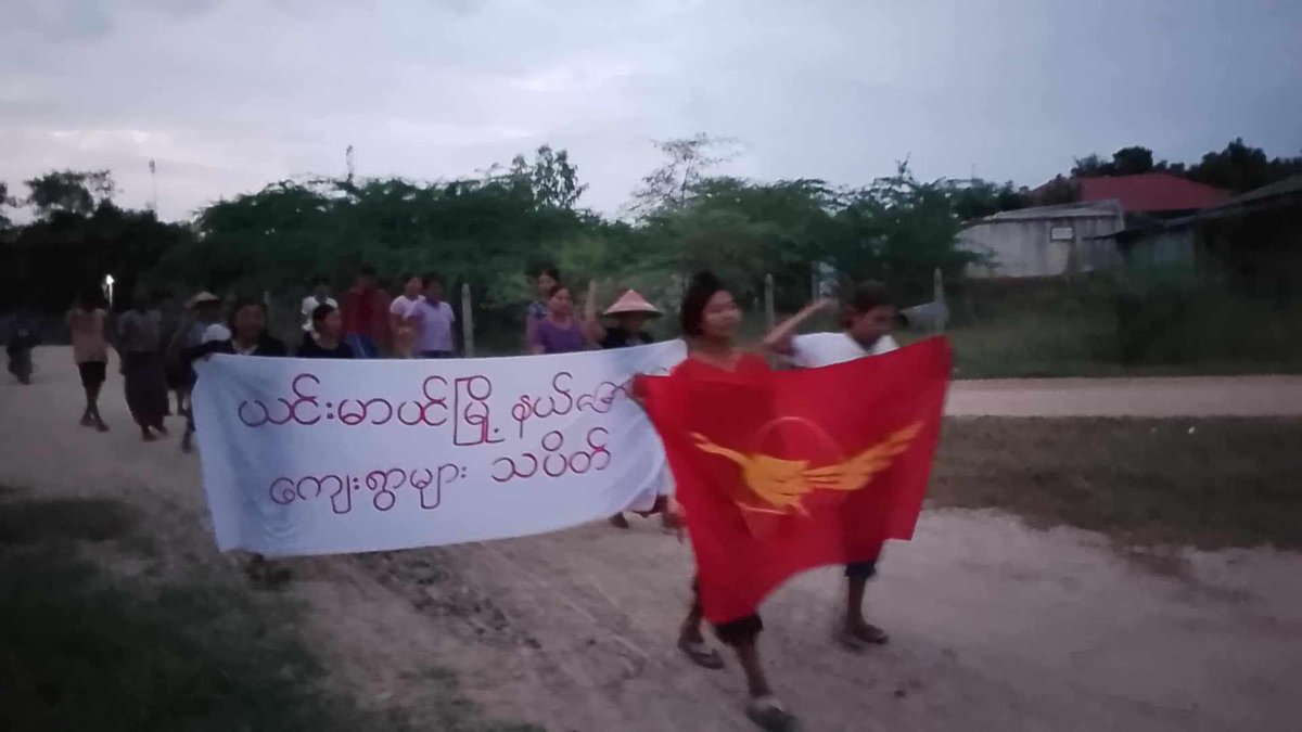 KYITHAR95368969's tweet photo. Evening protest led by residents from a village of northern part of #Yinmarbin Twp, #Sagaing Region, staged a strike to demolish the #MilitaryDictatorship on Oct21.

#AgainstConscriptionLaw   
#2024Oct21Coup          
#WhatsHappeningInMyanmar https://t.co/PyBCCPrctx