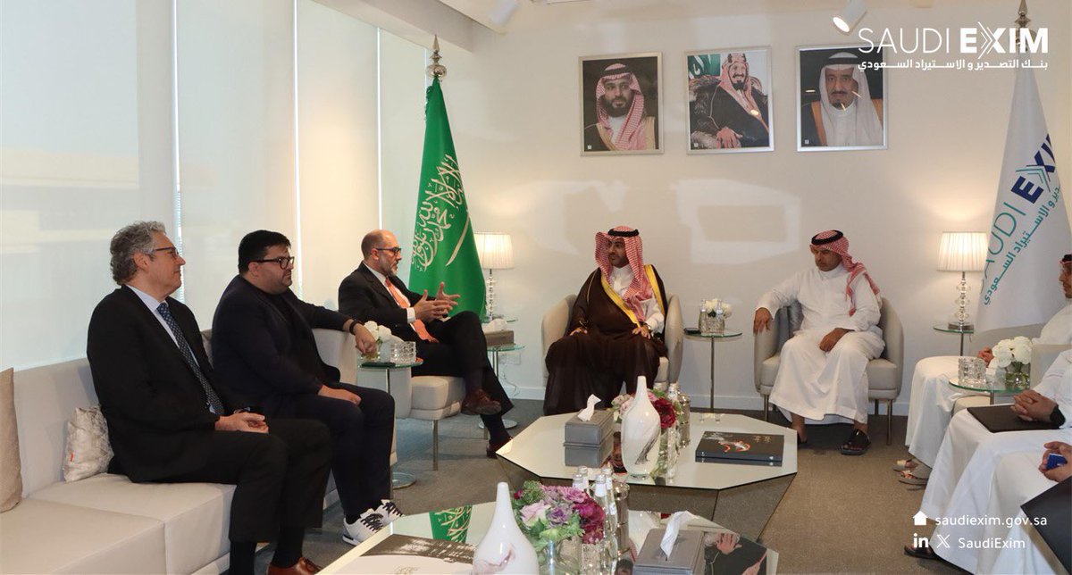 الرياض | 🇸🇦

في إطار تعزيز علاقات البنك الدولية؛ اجتمع سعادة نائب الرئيس التنفيذي للبنك، د. نايف بن عبدالرحمن الشمري، مع معالي وزير الاقتصاد والإدارة العامة لمقاطعة قرطبة في جمهورية الأرجنتين، السيد جييرمو أكوستا. وجرى خلال اللقاء بحث سبل التعاون لتعزيز العلاقات التجارية،