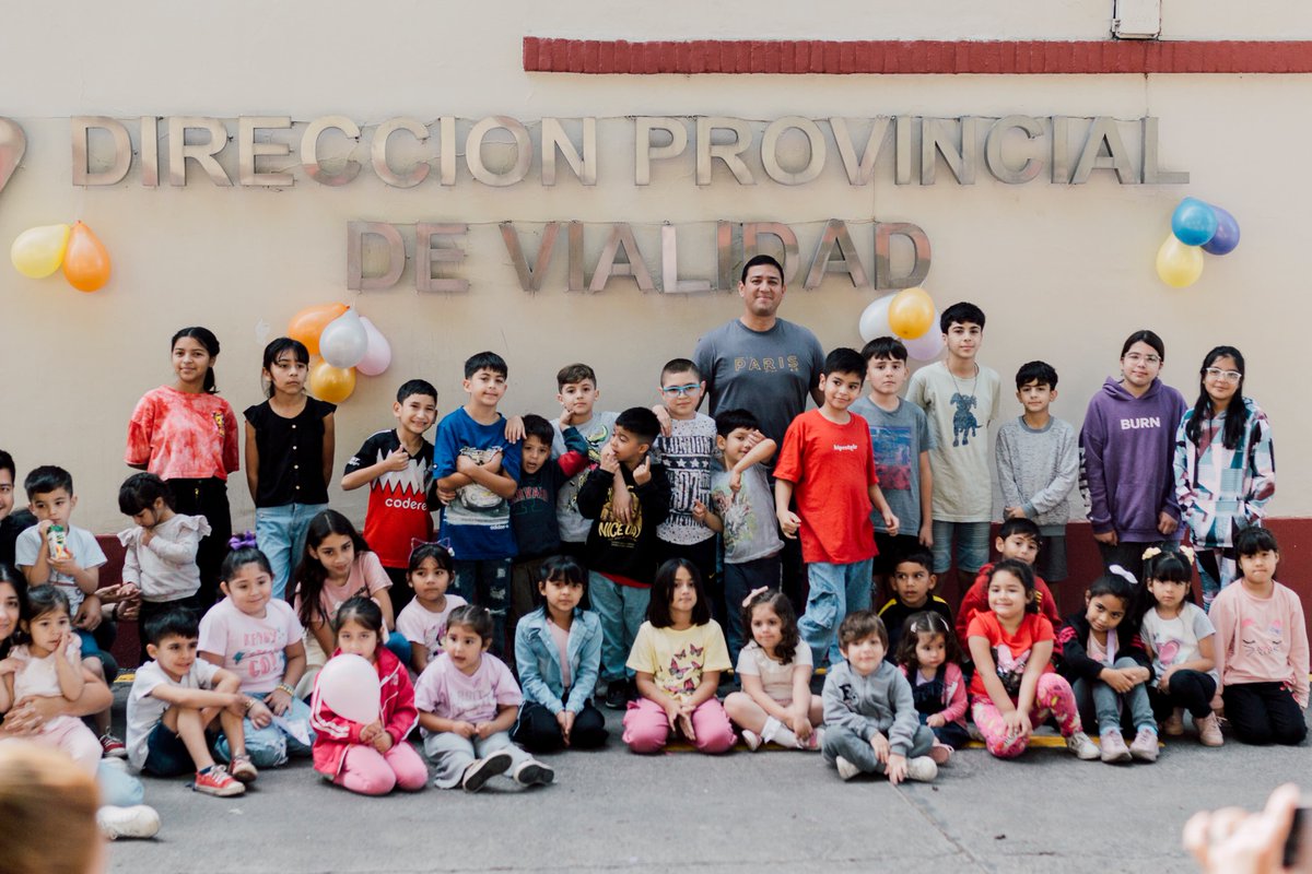 dpvtucuman's tweet photo. ¡Continuamos con la tradicional Jornada de Pintura Mural en conmemoración del Día del Camino! 
Los hijos de nuestros trabajadores viales volvieron a llenar de color las paredes, inmortalizando sus creativos murales como símbolo de la unión y el legado familiar en Vialidad. https://t.co/IWKdTpUuvn