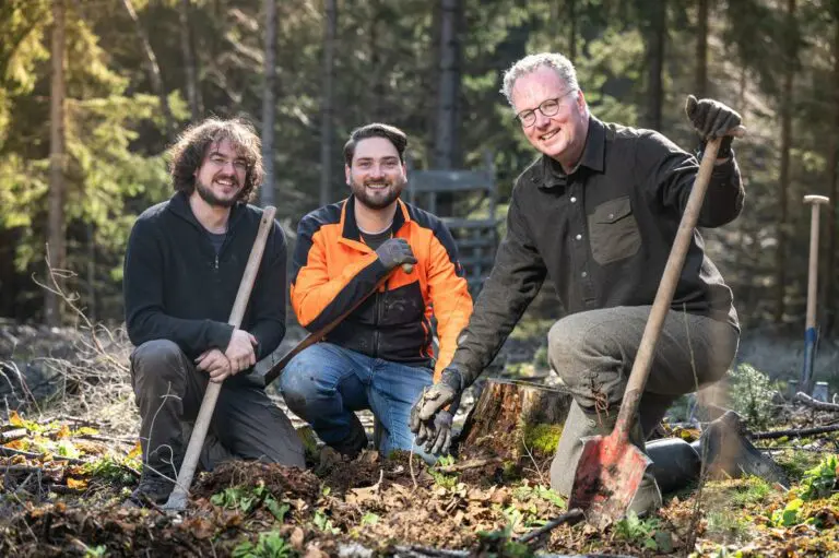 SIMONA_GROUP's tweet photo. 🌳In collaboration with Planted Green and a local forester, we contributed to the restoration of of a forest close to #Kirn that had been affected by bark beetles. 
Read more: https://t.co/uR7TkEHrTP
#Sustainability #Biodiversity #CompanyForest #SIMONA #EnvironmentalProtection https://t.co/iSaAYHI3oP