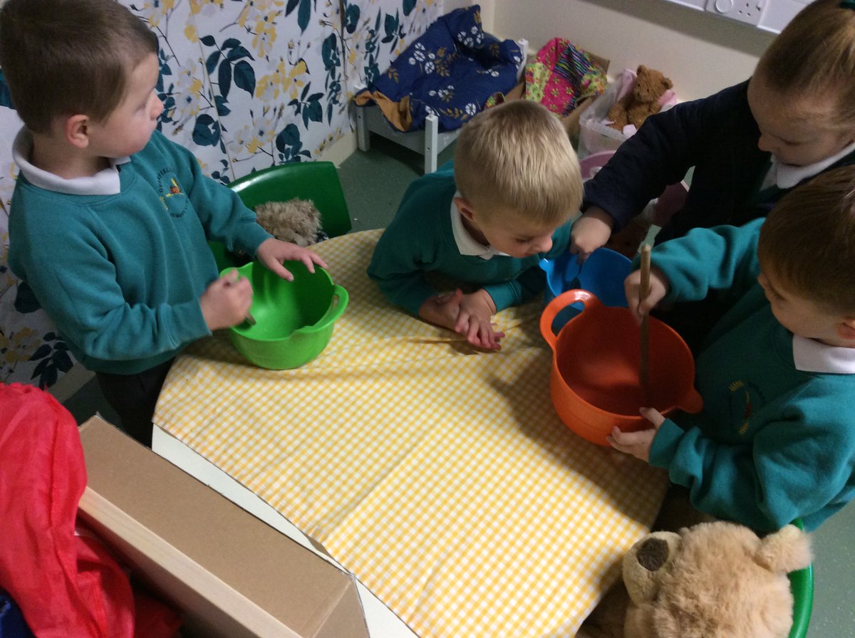 OverfieldsPri's tweet image. Goldilocks and the 3 bears is our story in nursery this week...opportunities to enjoy stories and roleplay and develop size language! 🐻🐻🐻