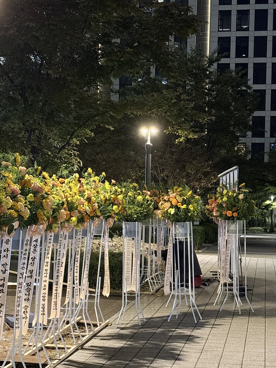 antownlvr's tweet photo. the flower company arranged the flowers like this to give seunghan a flowery path to walk on, im gonna cry so bad even the elders loves him :((

FROM BRIIZE WHO LOVE RII7E
#UnfollowRIIZE
#BringBackRII7E
#AlwaysWithSeunghan
#승한아_겁먹지마_우리가있잖아 https://t.co/w9lSvHTqv6