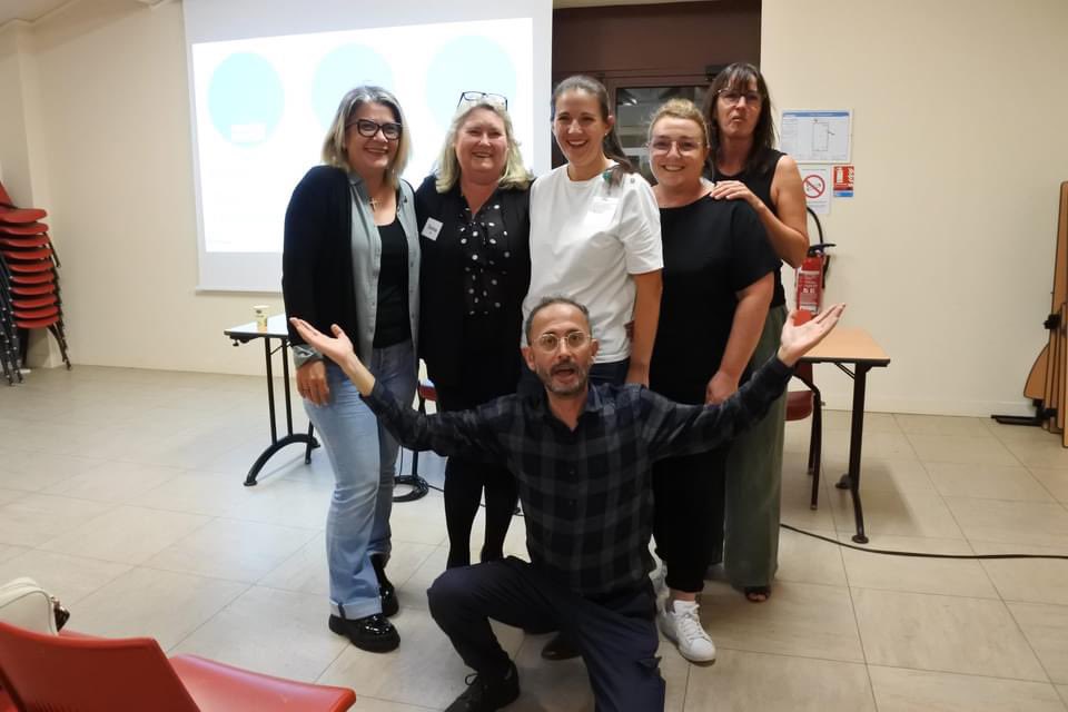 #semainebleue 
Conférence organisée par l’équipe de l’Accueil de Jour de Marseillan à destination du grand public : « Maintenons la flamme allumée chez les personnes âgées atteintes de troubles neurocognitifs »