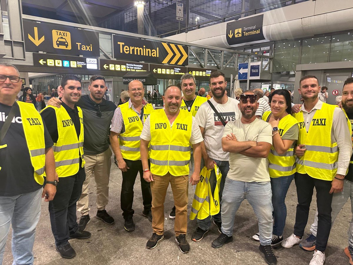 #Infotaxi #Agp en plena #Labor #Informativa a los #Pasajeros #Perdidos y #Engañados por #Piratas #PanDuro
#ElTaxi ❤️ #Agp
Dejamos #Enlace
youtu.be/pRSvTlxrmLY?si…
Salu2 #ChalecosAzules  #Aereo #Barcelona <a href="/TaxiAnget/">TAXI ANGET</a>

<a href="/aena/">Aena</a> <a href="/malagamovilidad/">Movilidad Málaga</a>
<a href="/pacodelatorrep/">Paco de la Torre</a>
<a href="/jorgequer/">Jorge Quero 🇪🇸</a>
<a href="/AUMATMalaga/">AUMATMalaga</a>