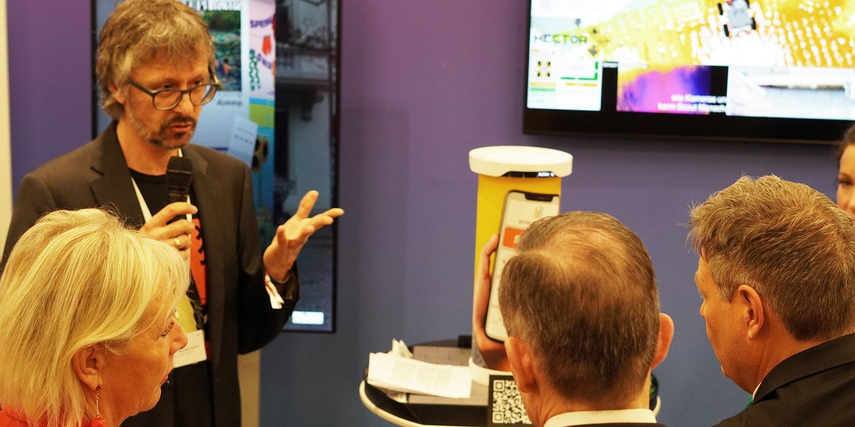 emergenCITY Koordinator Matthias Hollick begrüßte heute Robert Habeck @BMWK und Volker <a href="/Wissing/">Volker Wissing</a> @bmdv sowie die hessische Digitalministerin <a href="/KSinemus/">Kristina Sinemus</a> <a href="/DigitalesHessen/">DigitalesHessen</a> am Stand auf dem #digitalgipfel der Bundesregierung in 📍 Frankfurt am Main. 
👇buff.ly/3A9C3S2