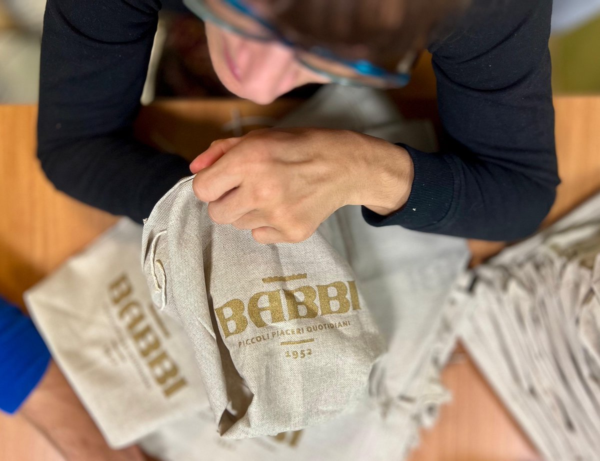 babbi_1952's tweet photo. Anche quest'anno siamo orgogliosi di collaborare con #Enaip e il loro #LaboratorioJuta per creare i sacchetti che contengono i nostri Babbini. Un grazie speciale a tutto il team per la cura e l’impegno: un bell'esempio di collaborazione tra terzo settore e imprese a #CesenaSamp https://t.co/1ZqYXM6kRY