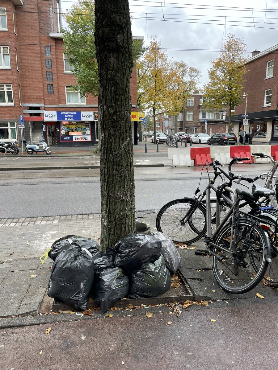 MargotDeBoks's tweet photo. Op tijd je vuilnis buiten zetten, dat kan in Laak π@GemeenteDenHaag #isgemeld https://t.co/BIOJizifhV