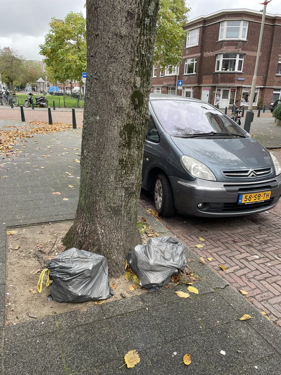 MargotDeBoks's tweet photo. Op tijd je vuilnis buiten zetten, dat kan in Laak π@GemeenteDenHaag #isgemeld https://t.co/BIOJizifhV