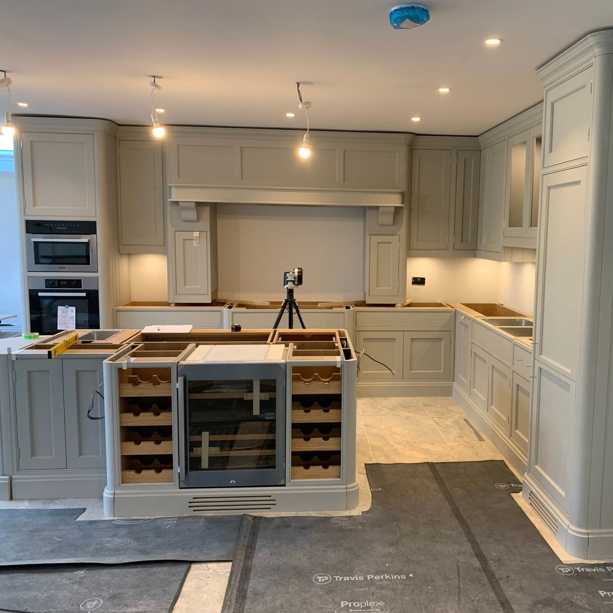 SheerinBespoke's tweet photo. We handcraft each cabinet and cupboard for your bespoke kitchen in our workshop and transport them to your home for fitting. Our commitment to customer care ensures the disruption of fitting a new kitchen is minimal #kitchendesigners #bespokekitchen #Knutsford #Cheshire https://t.co/lxTbkXHit5