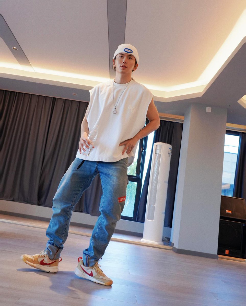 StyleZhehan's tweet photo. 2024.10.09
Zhang Zhehan posted photos
on his Instagram
https://t.co/B5oGDDJgUv
wearing:
- Heron Preston denim regular slim fit jeans

Cr. HerZ·小哲同款科普

#ZhangZhehan 
#张哲瀚 #張哲瀚 https://t.co/tFpWfC3ZNI