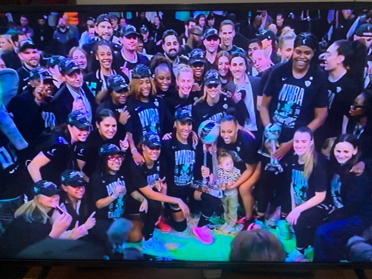 TheQueen_Val's tweet photo. I am so happy for them 👏🏾 🎊🗽🏀 #WNBAFinal #NewYork #Liberty #Champions 💪🏾 https://t.co/h191uFUzEC