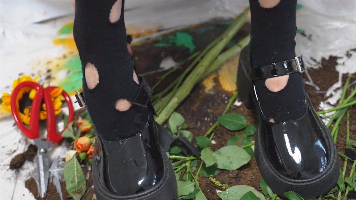 Funghibear's tweet photo. The video of the first episode is out! Please see 50 stills of ruined shoes, dirty clothes, and stampede：
第一集的视频出来啦！50张毁鞋、脏衣、踩踏的剧照及完整视频请看：
https://t.co/hVmuPcvyL1 https://t.co/uDAhUnaHKi