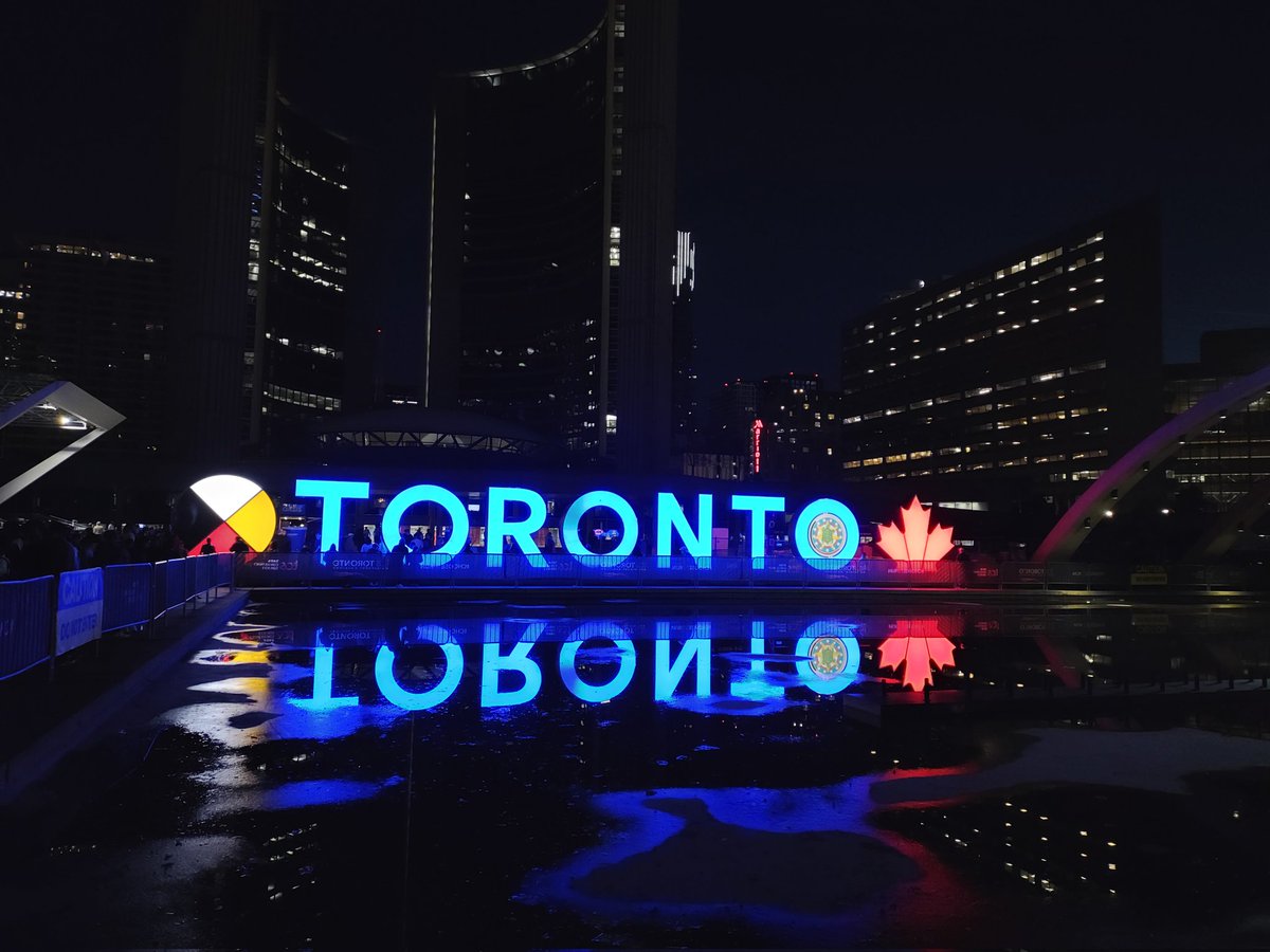 #MedalMonday🏅Finished the 🇨🇦 TCS Toronto Waterfront Marathon, and those out-and-back roads definitely put my mental toughness to the test! 😅 But the views of the city were worth every km. Feeling accomplished and grateful. 🏃‍♀️ #TOwaterfront42k #chooseTOrun #runchat #ukrunchat