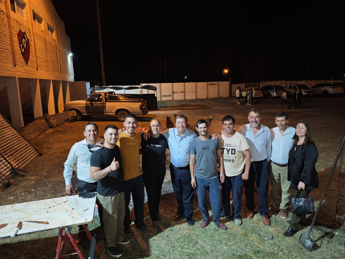 Weretilneck's tweet photo. CLUB INDEPENDIENTE: 100 AÑOS DE GLORIA Y PASIÓN EN RÍO COLORADO

El Club Deportivo Independiente de Río Colorado celebró su centenario con una noche inolvidable, llena de emociones y recuerdos. Junto a leyendas del club, figuras históricas y la dirigencia actual, revivimos anécdotas imborrables de triunfos, sacrificios y alegrías que han forjado su historia.

Este evento fue un merecido homenaje a una institución que, durante 100 años, ha sido parte fundamental de la identidad y el orgullo de Río Colorado. Como reconocimiento al valioso trabajo de la comisión directiva y su compromiso con el futuro del club, entregamos un aporte de $3.000.000 destinado a la refacción del gimnasio.

El Club Deportivo Independiente sigue siendo el faro que guía a la comunidad, uniendo generaciones y construyendo un futuro prometedor para los niños y jóvenes que eligen el deporte como parte de sus vidas. ¡Feliz centenario, CDI!